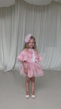 Videoyu Galeri görüntüleyiciye yükleyin ve burada izleyin, Soft Pink Tutu
